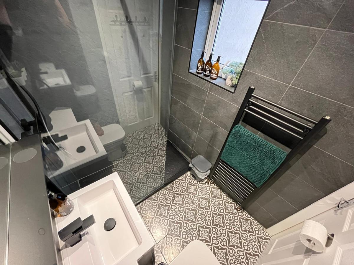 Modern & Retro Two Bedroom Apartment In Барнсли Экстерьер фото